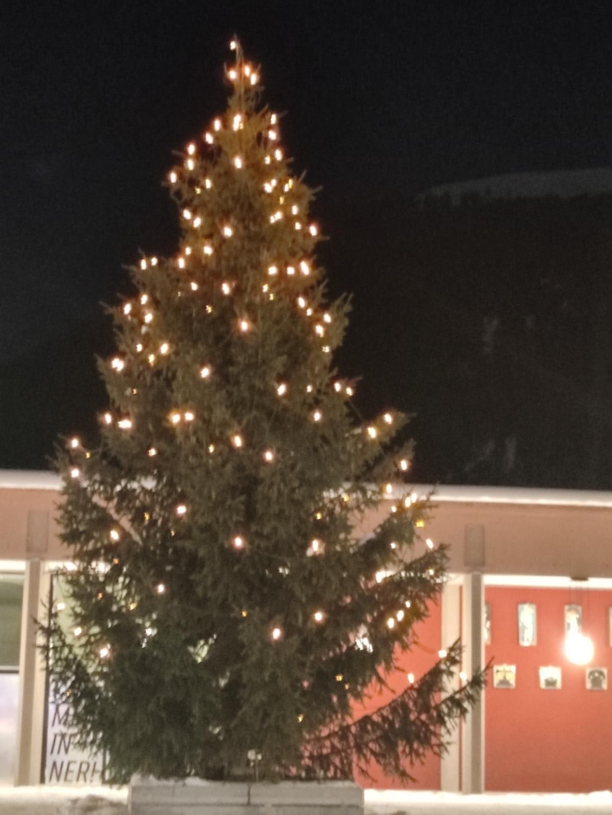 Weihnachtsbaum vor dem Davoser Kino und Theater.