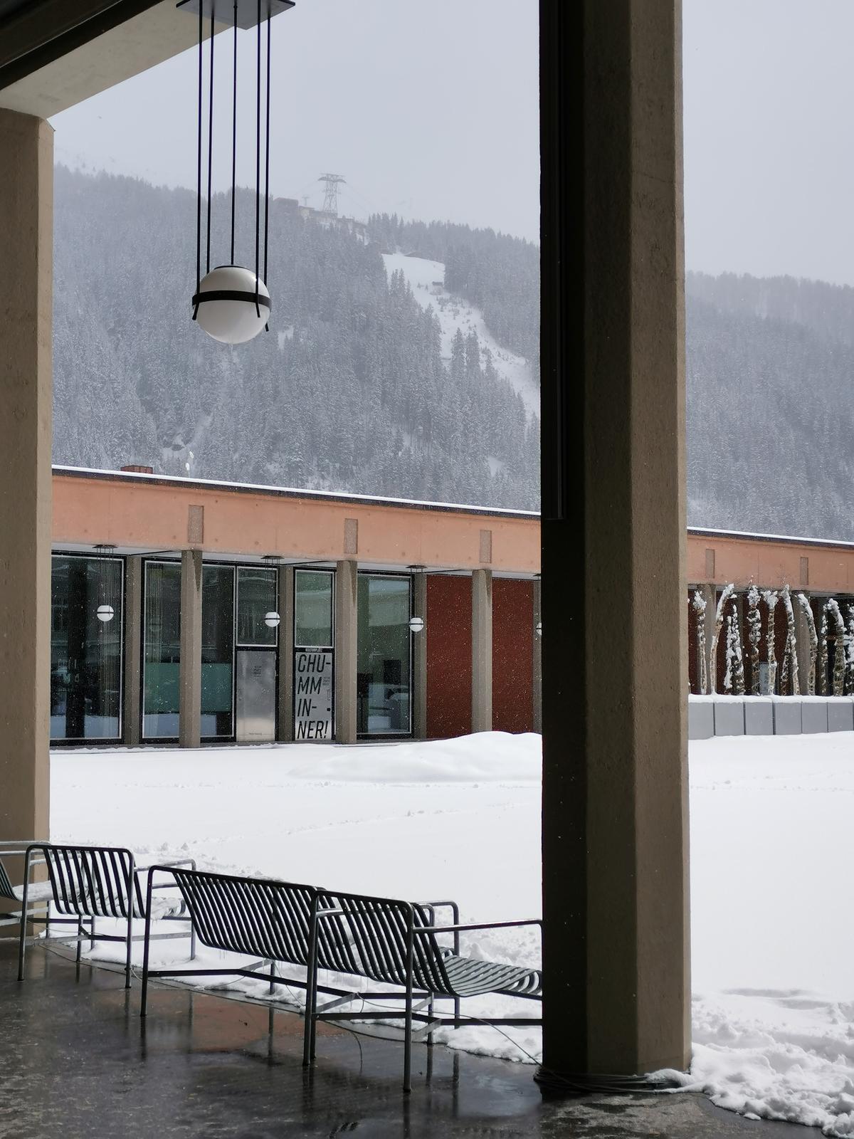 Schnee vor dem Kino in Davos.