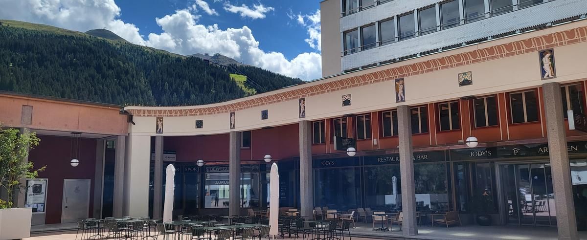 Sonnenschein, Berge und Kaffee: Das alles gibt es auf dem Arkadenplatz vor dem Kulturplatz Davos!